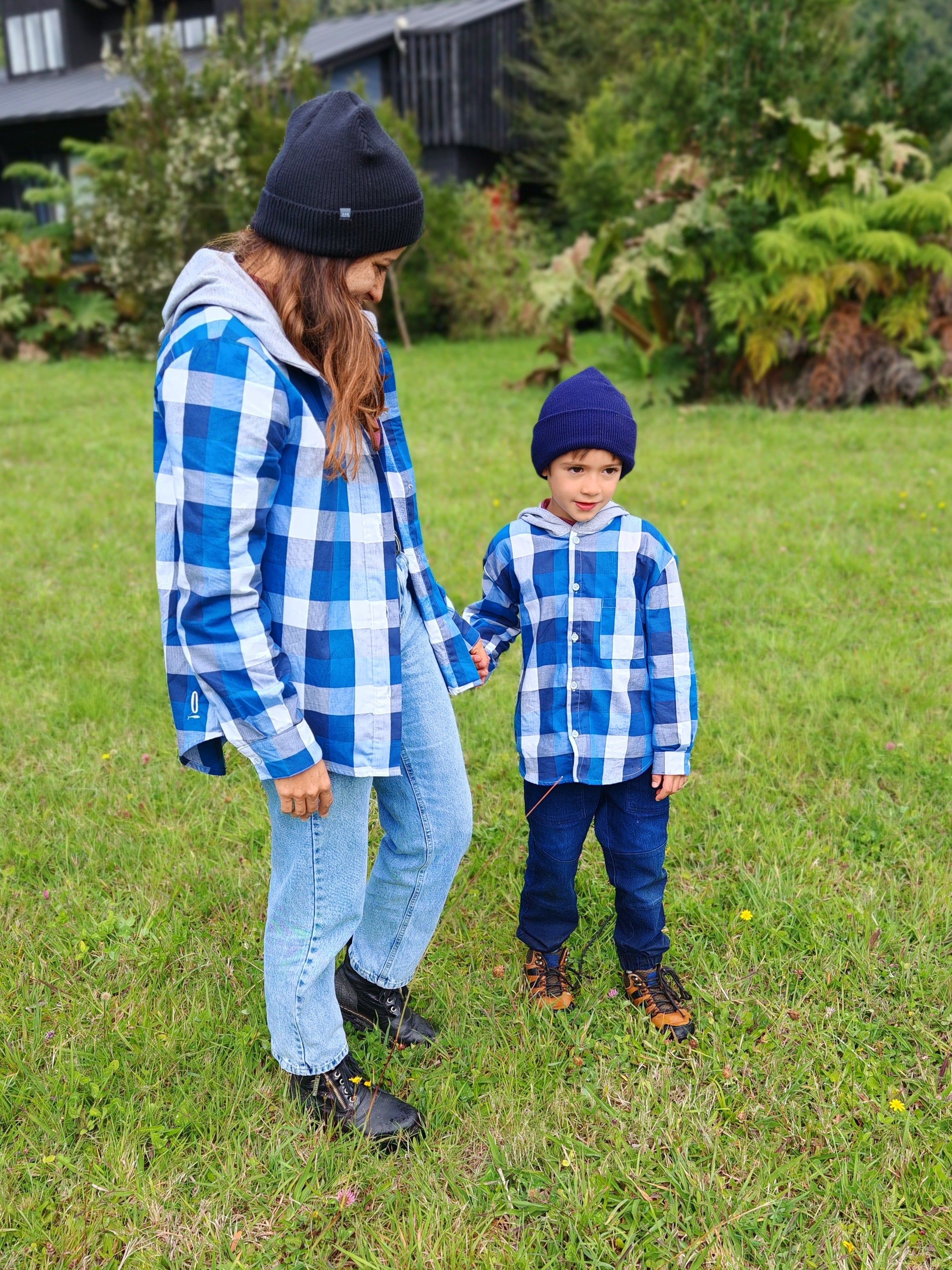 Pack 2 Camisas con capucha Mamá + hijo/a cuadros azul con blanco