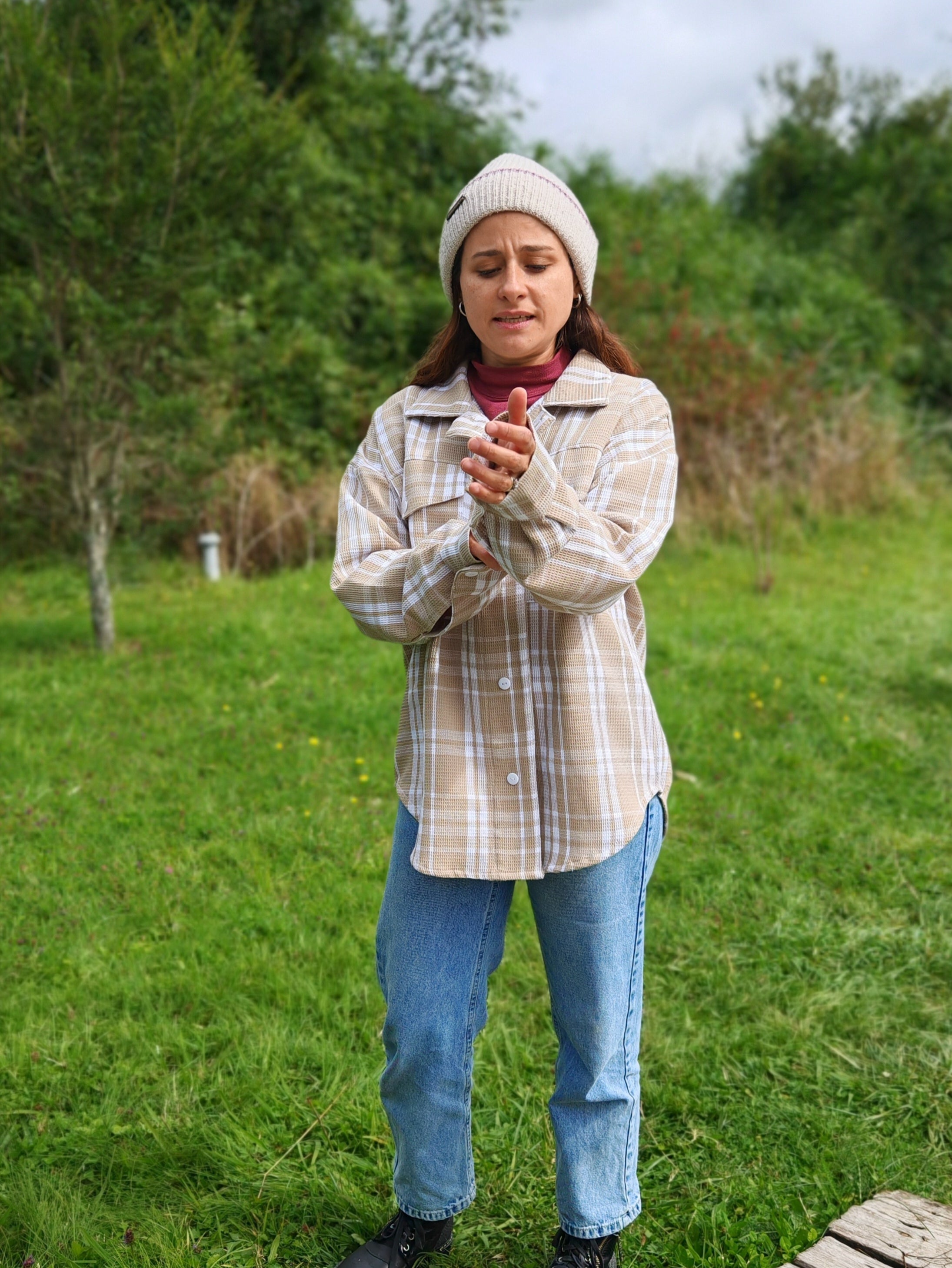 Camisera Mujer estilo Oversize beige con blanco 100% algodón