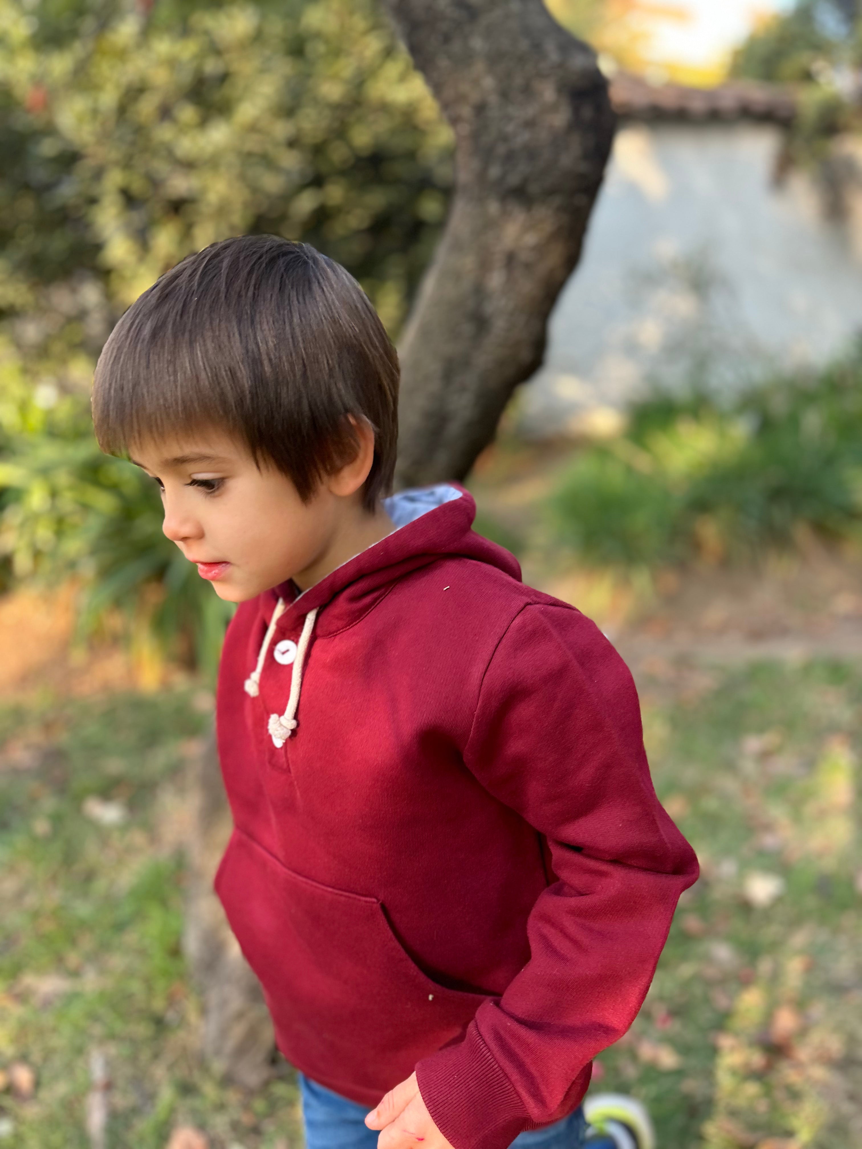 Polerón con capucha niño color burdeo